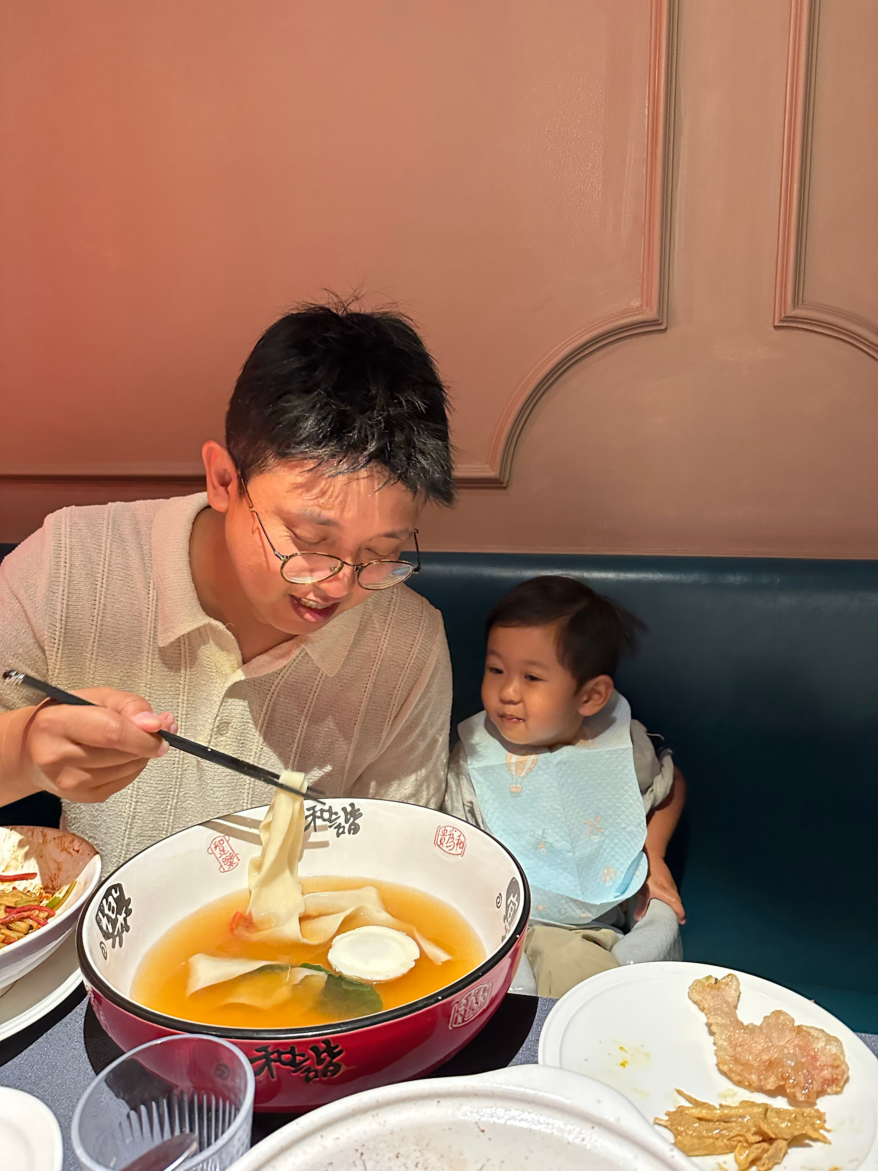 今晚小虾过生日，端上来一碗比年糕还大的长寿面，年糕一边摇头，一边吃了里面的胡萝卜