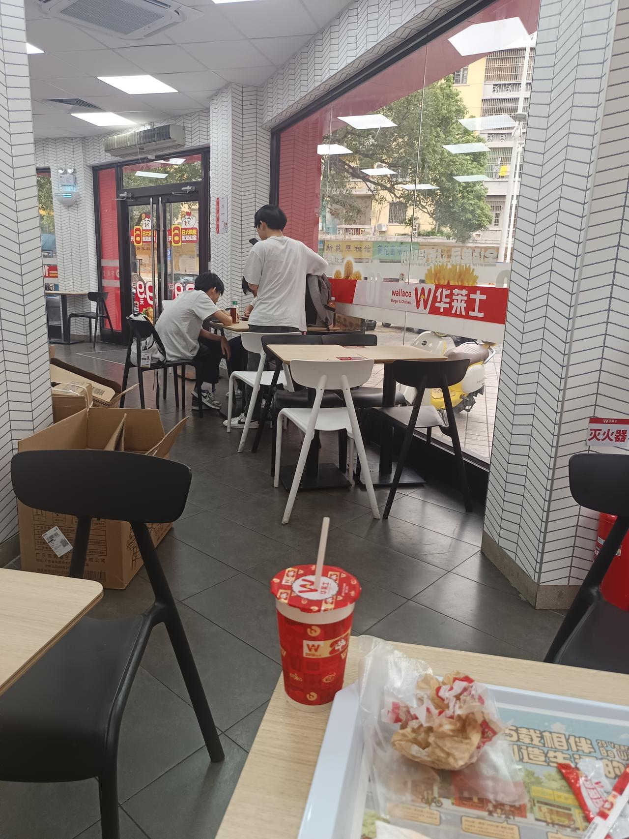 今天在华莱士
遇到了这三个小孩，发现一个很严重的问题
但不知道怎么说才好


