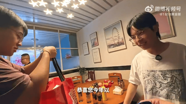 大学生骑士搭档喜单选手上门送喜喜剧之王单口季 看到了送喜的过程，感觉生活也变得有