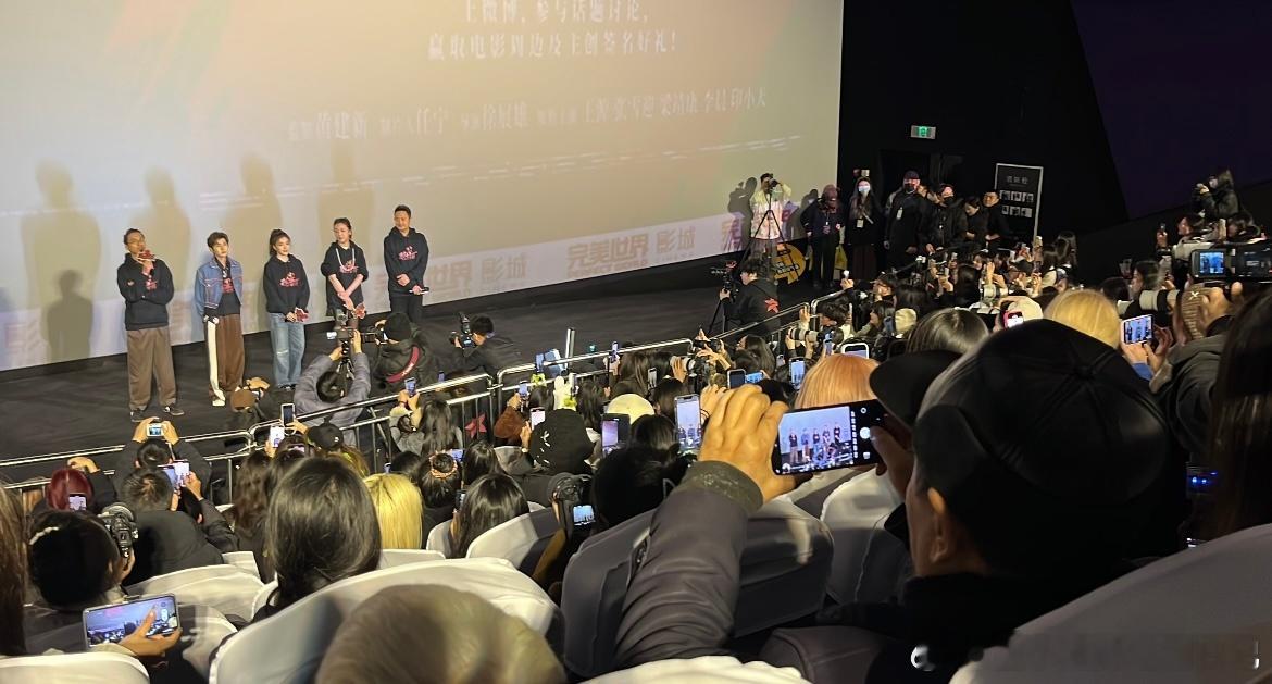 王源重庆路演偶遇爷爷奶奶 爷爷奶奶也来支持小源的第一部主演电影啦！爷爷一直在记录