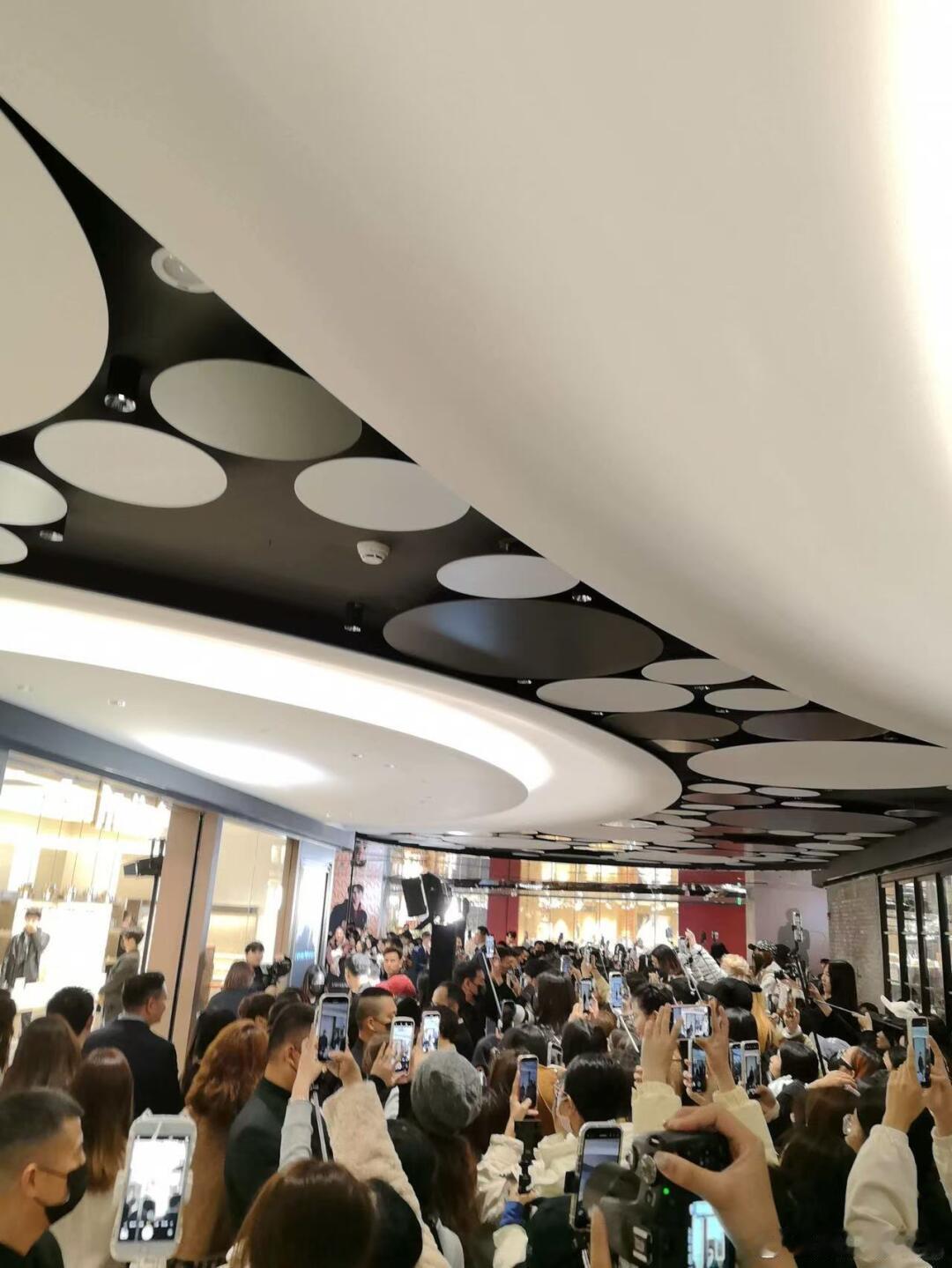 曾舜晞线下疑似春运 曾舜晞的线下人气也太顶了！四面八方的粉丝齐聚现场，人从众𠈌