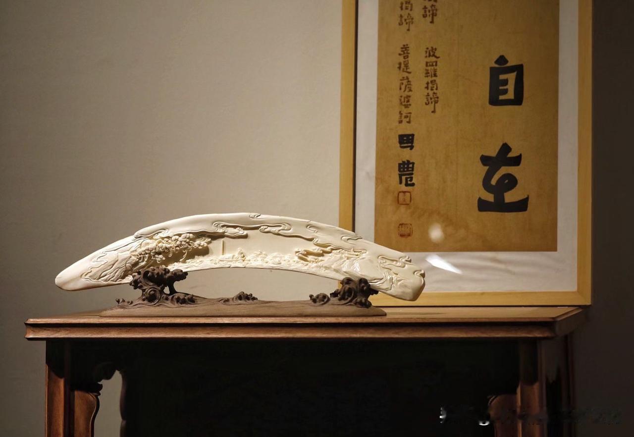 猛犸《赤壁夜游》案摆

一弯牙卷，半卷江山。

万年猛犸温润如玉，以浮雕之法再现