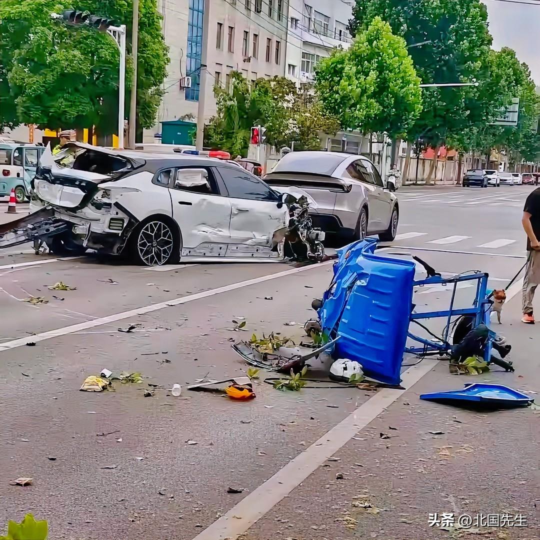 江苏，23岁姑娘，头天喝到大醉，清晨六点开车上路，把一对扫马路的六旬环卫老夫妻当