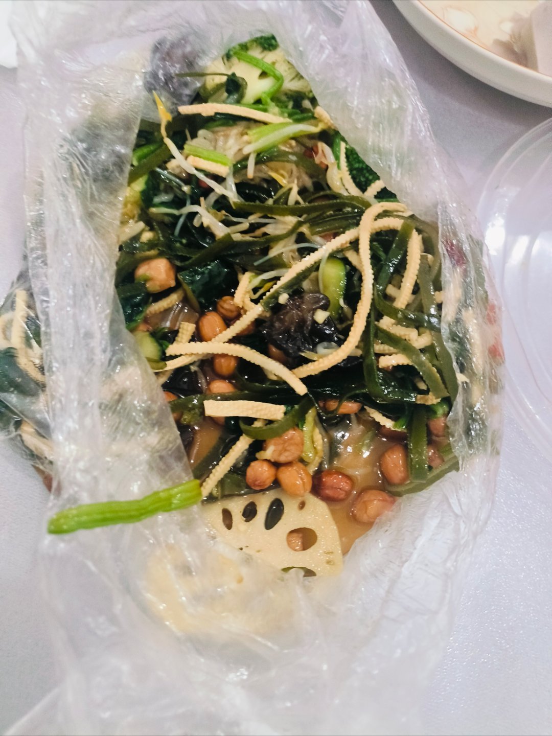 下班了，来自妈妈的投喂，山药面的包子，好吃😋。 