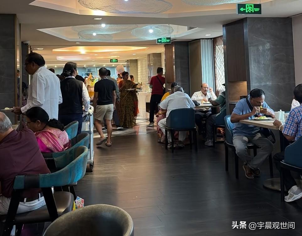 昨天我在上海某家的早餐厅，偶遇了很多印度人，他们应该是来上海旅游的[震惊]，遇见