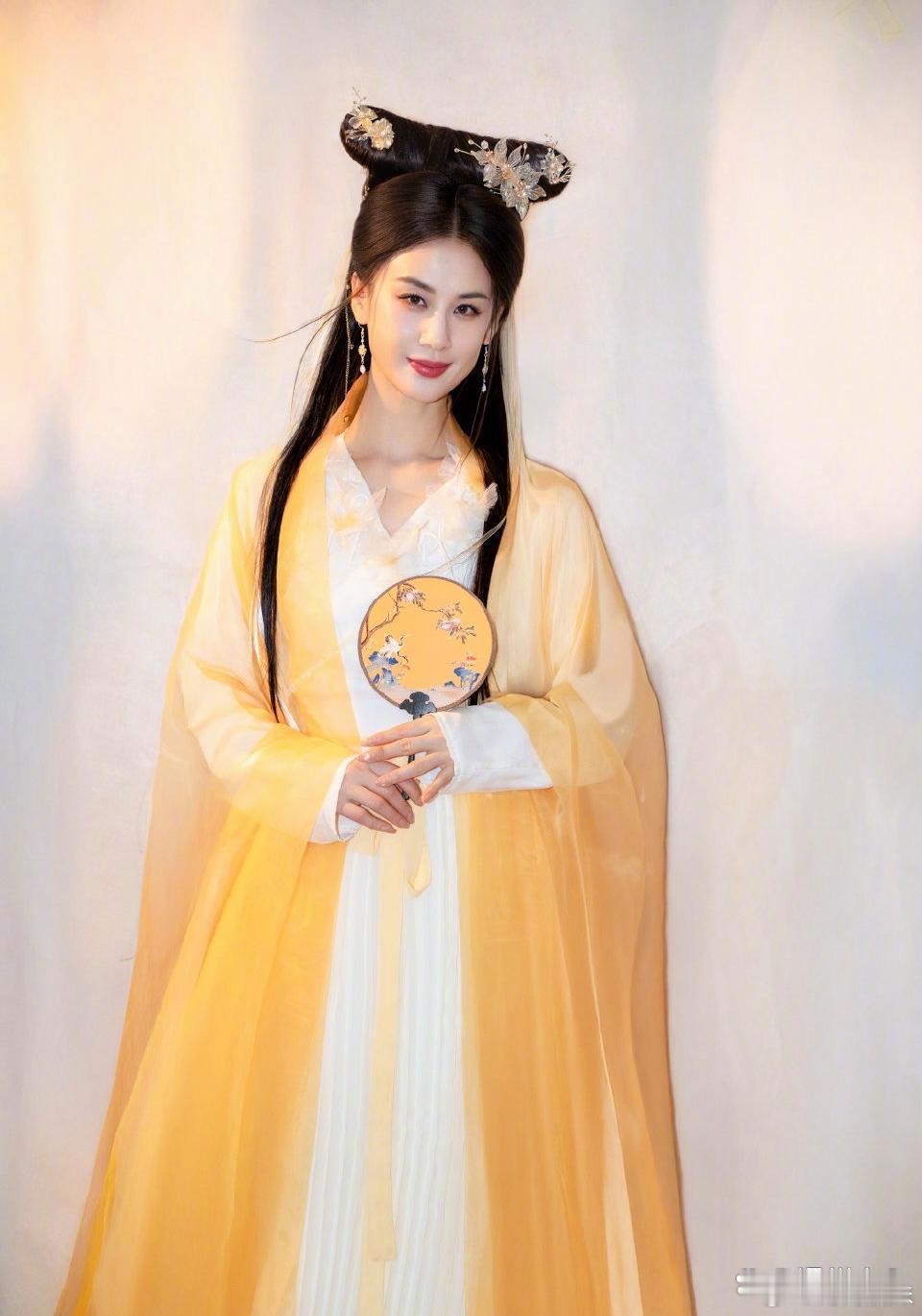 时隔多年，黄圣依重新扮演蛇女，她是一点都没有老啊。北京春晚，黄圣依扮演一条金蛇，