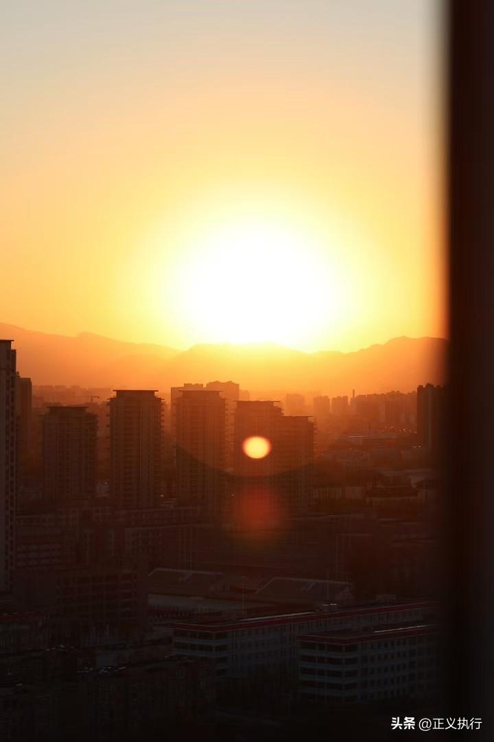 高中时期，有一次在食堂买豆浆，阿姨突然从窗口递来一张字条："同学，你笑起来很温暖