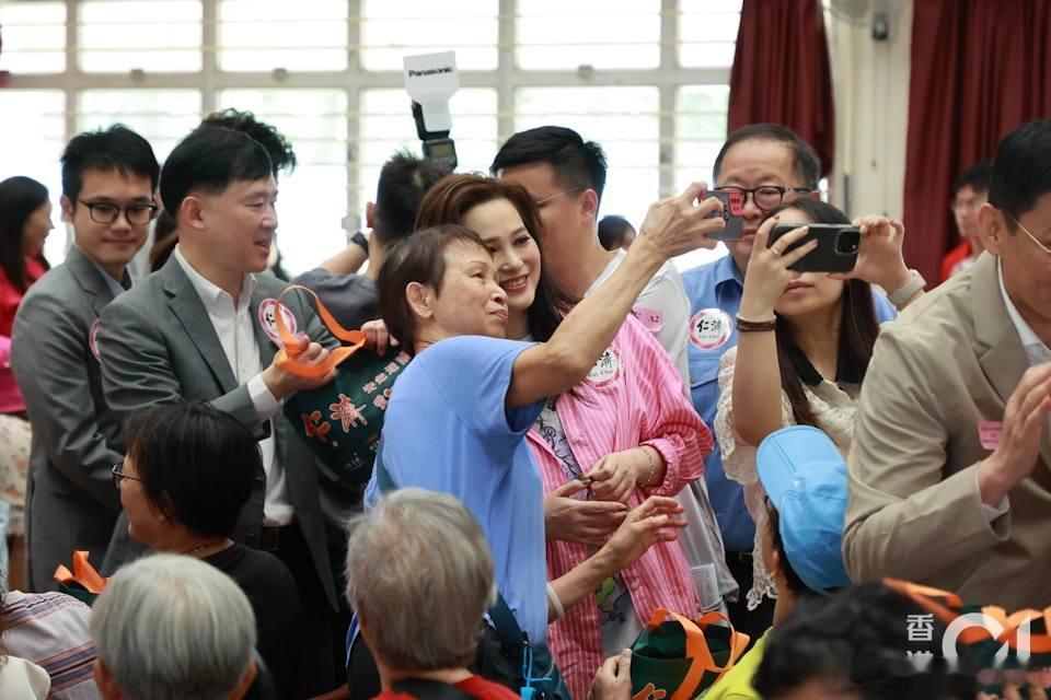 無綫處境劇《愛·回家之開心速遞》向來上下老友鬼鬼，台前幕後儼如大家庭。在劇中飾演