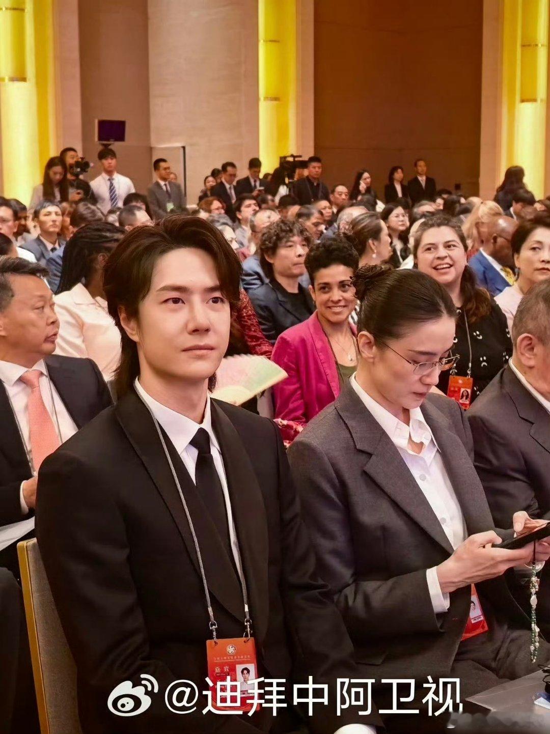 宋佳王一博 体制内姐弟 不知道体制内还缺不缺端茶小妹，我吃得少力气大，接受加班[