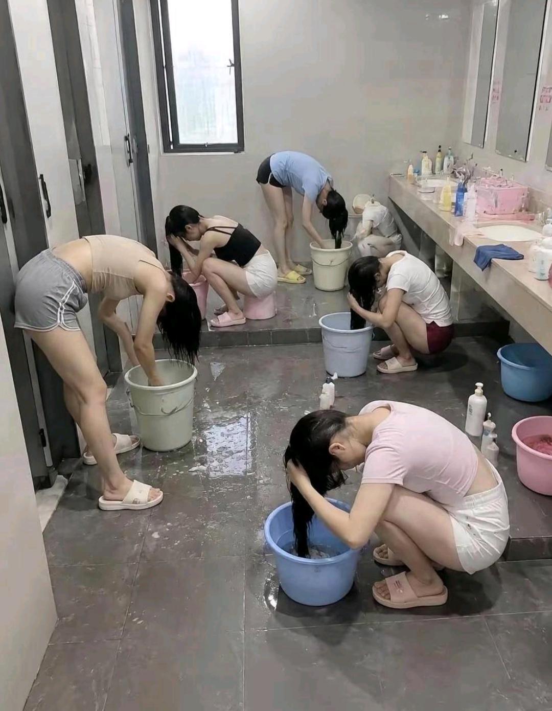 还是抓紧挣钱吧，集体宿舍真的不方便！！