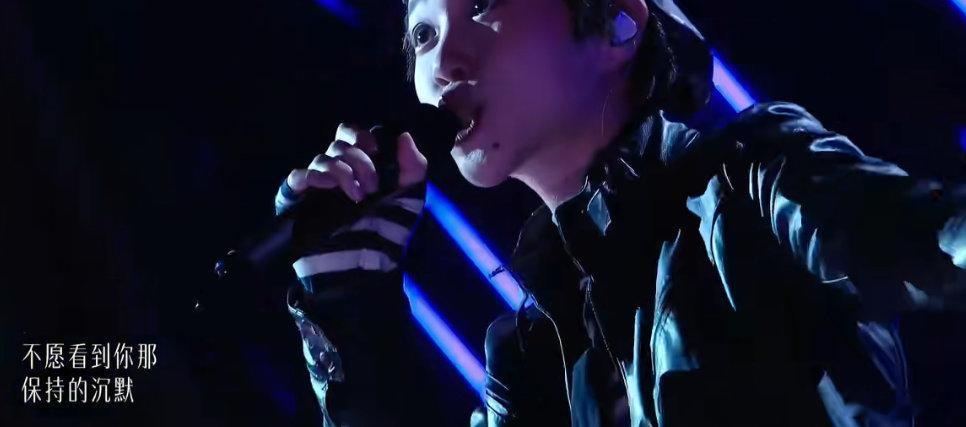 歌手直播窦靖童 王菲的声音唱窦唯 窦靖童好松弛啊，整个人都很放松，好听的！！！歌