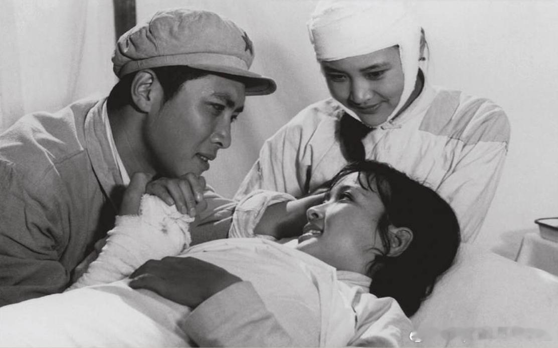 1979年电影《小花》剧照，兄妹得以相见，唐国强饰演的赵永生、陈冲饰演的赵小花和