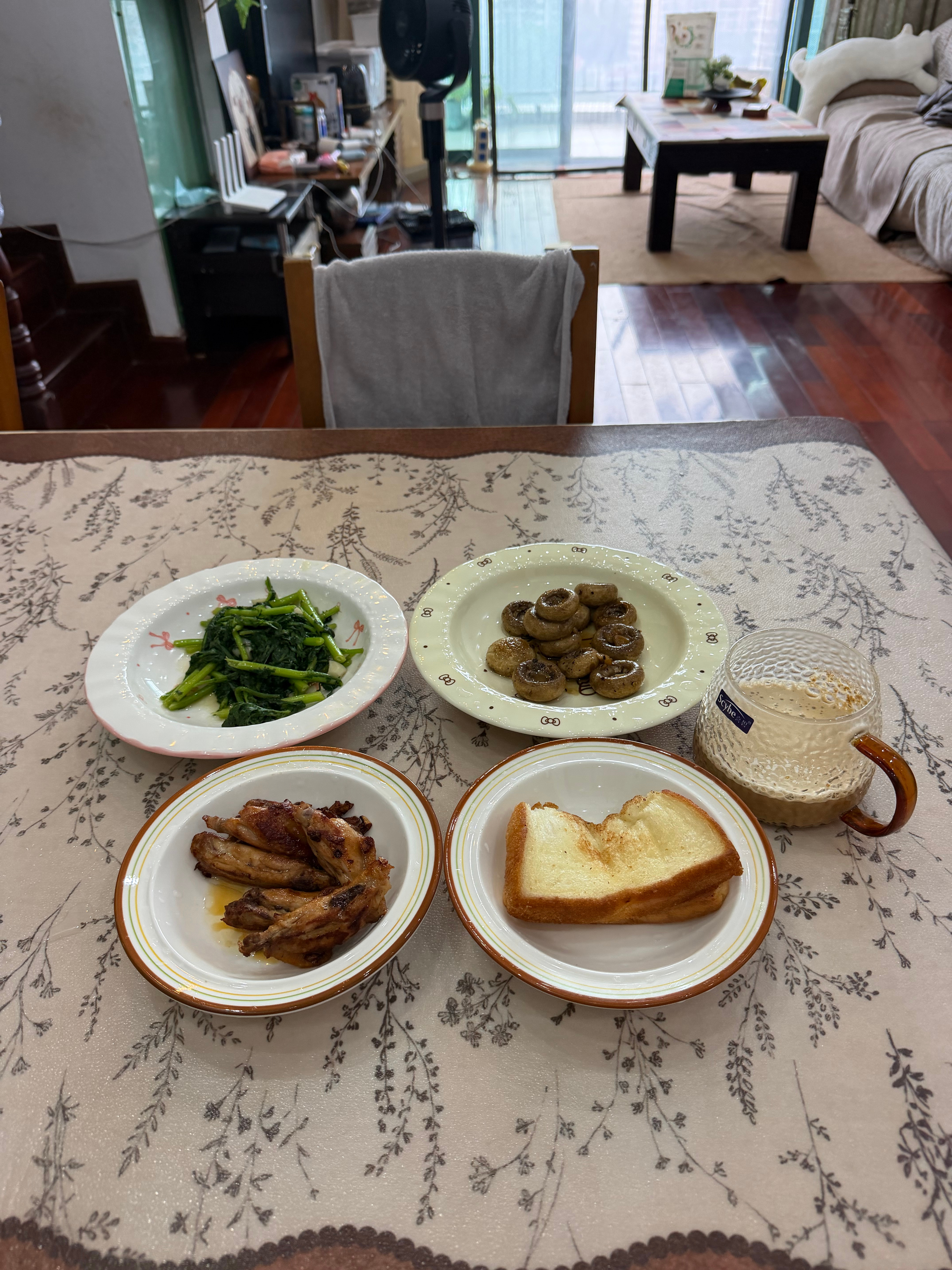 活着的动力belike用漂亮的餐具做一顿爱吃的饭看到我的小猫睡在我买的猫爬架里 