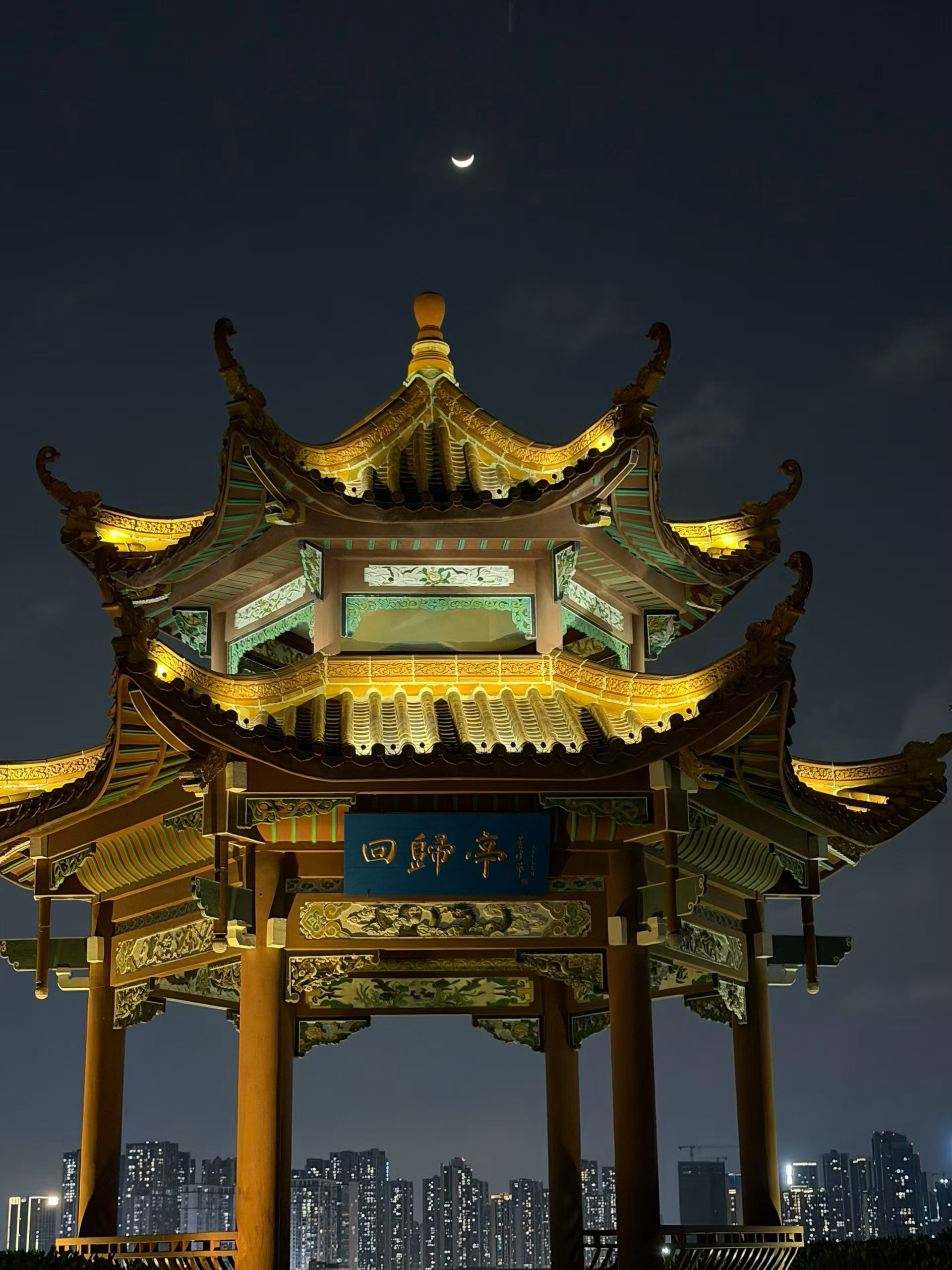 所谓专注，本质就是懂得拒绝、学会筛选，持续把精力收拢、沉下心沉浸其中，做到一次只