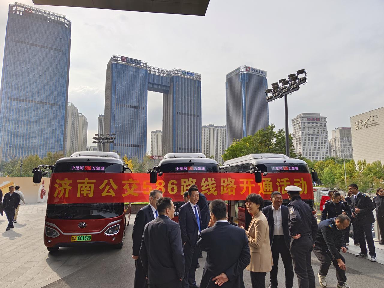 济南公交到大型综合商场万象域有专线了。十月的最后时间，该线正式开通运行。从十里河