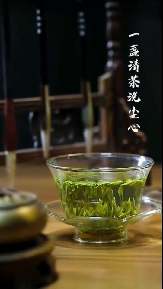 半山随室待明月，一盏清茶洗尘心。