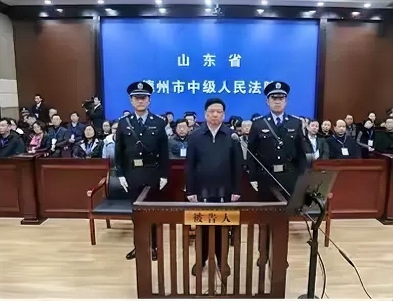 广州中院这判决一出来，舆论就炸了。安徽光智科技走私稀土出口，主犯刘留判了十年，罚