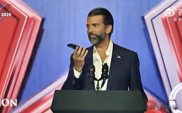 小唐纳德·特朗普在“转折点”集会演讲中连线老爹特朗普，“我真想和你们在一起，但我