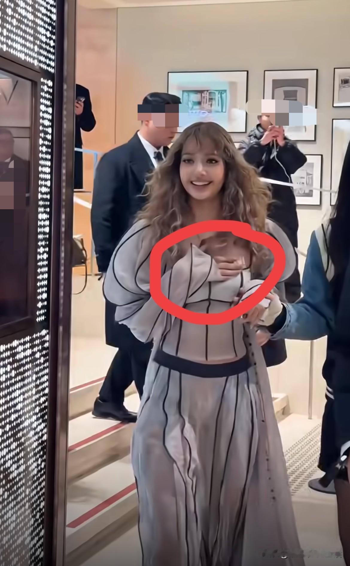 多累呀，瞧Lisa全年无休的样子，在LV 2026高定秀上，还全程捂胸怕走光！