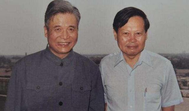 1986 年，杨振宁来看望癌症晚期的邓稼先，他开玩笑地问：“你搞原子弹、氢弹，国
