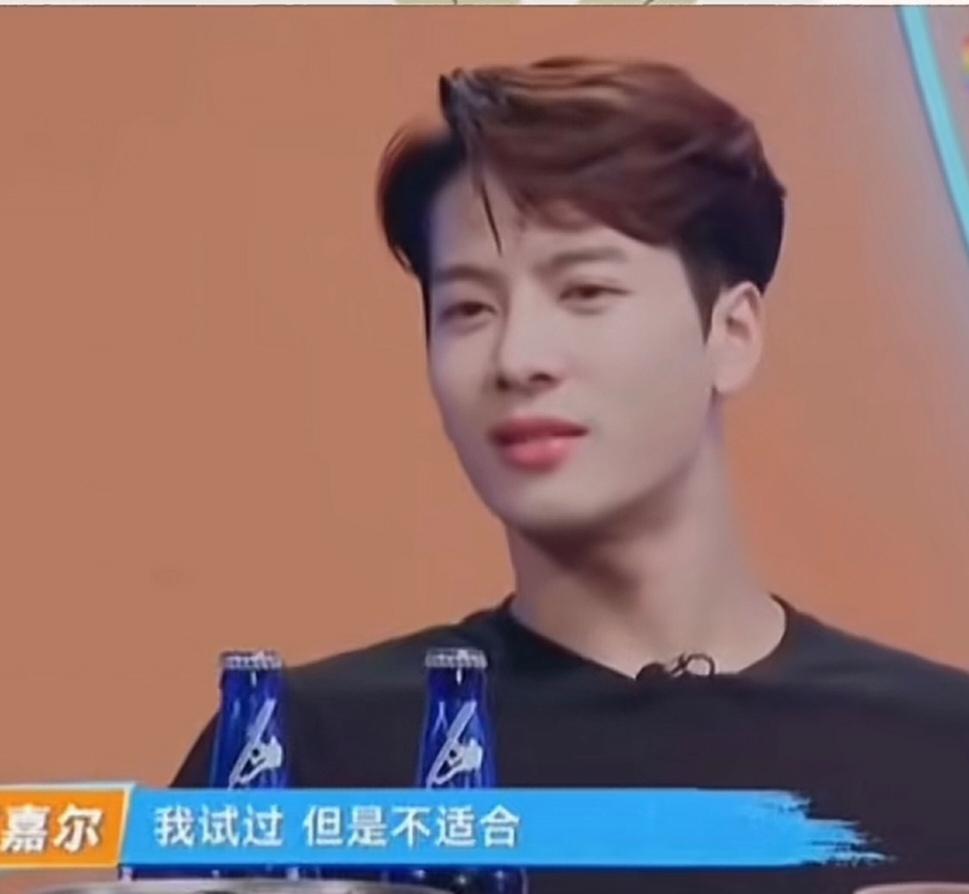 王嘉尔被问到近视为什么不戴隐形眼镜啥的，他回答说:“我试过 但是不适合，
我反正