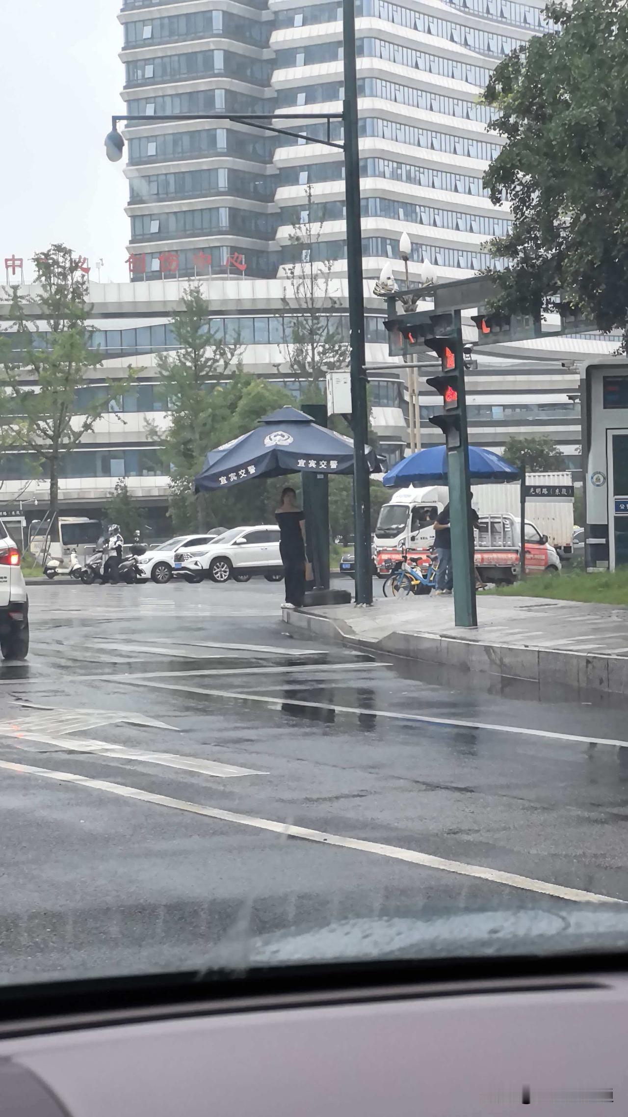 宜宾最近突然下雨，这个美女没带伞