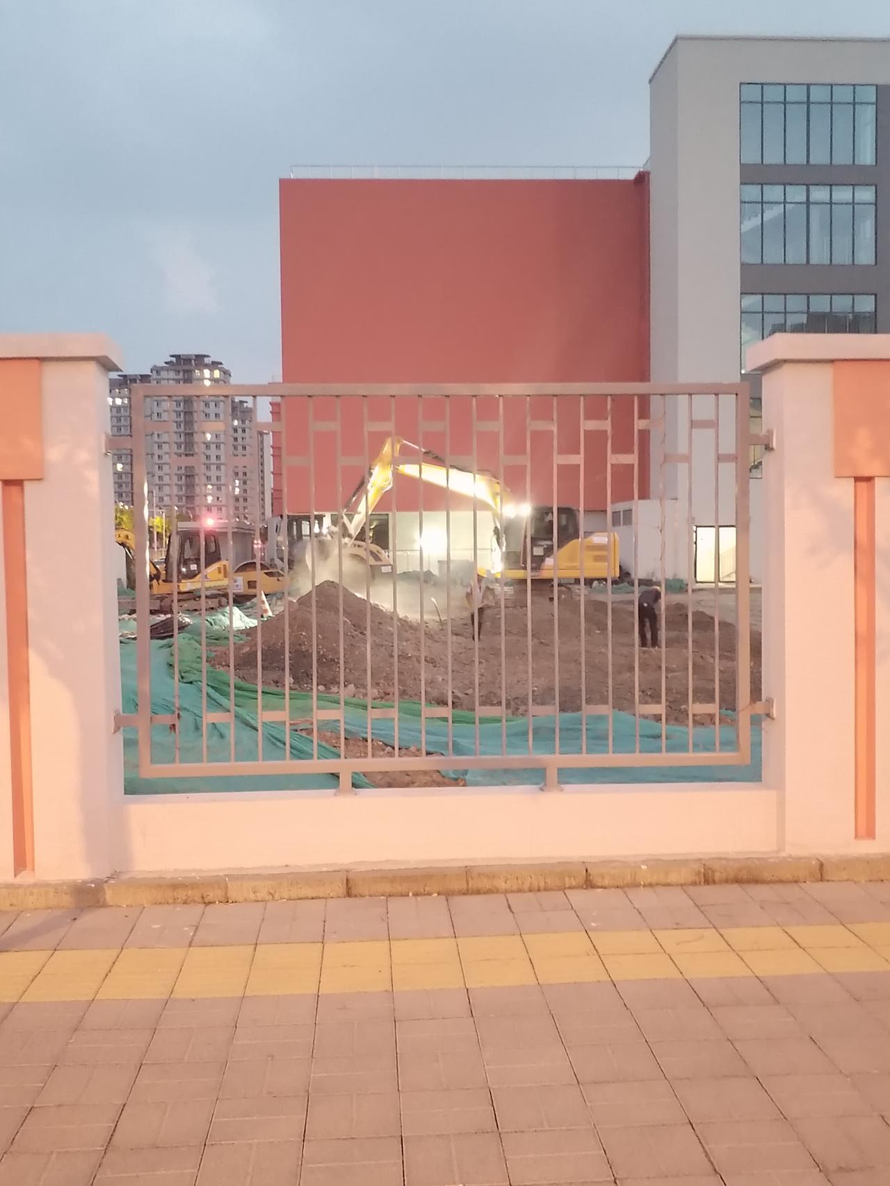 晚上6点半，还在施工。教学楼是首先建好的，放置了半年有余，之前这个操场，荒芜了半
