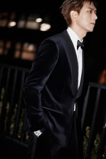 #李现蓬勃生长如置身自然##李现蝴蝶结黑西装#李现蓬勃生长如置身自然，身着蝴蝶结