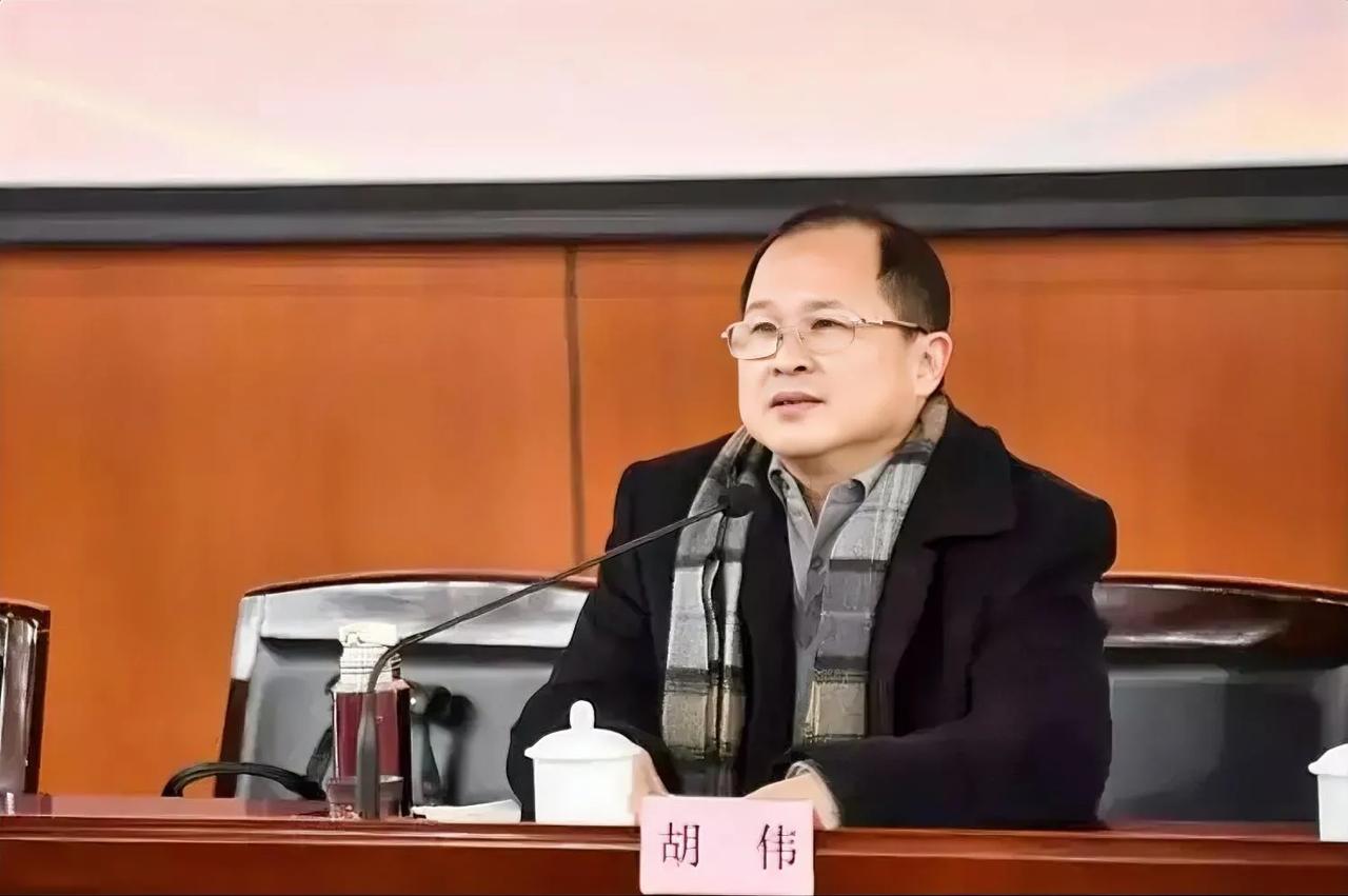 一个没有脊梁骨的教授！
“中国应该与美国一起摁倒俄罗斯，以获得美国的原谅，从而融