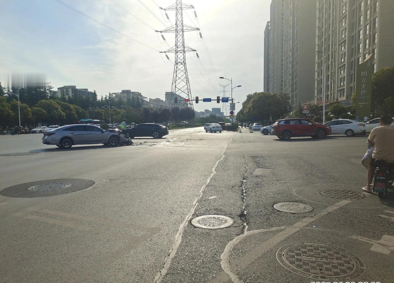这是今天早上上班路上拍到的一幕，西部大道阳光天地附近十字路口，两辆车碰撞后，其中