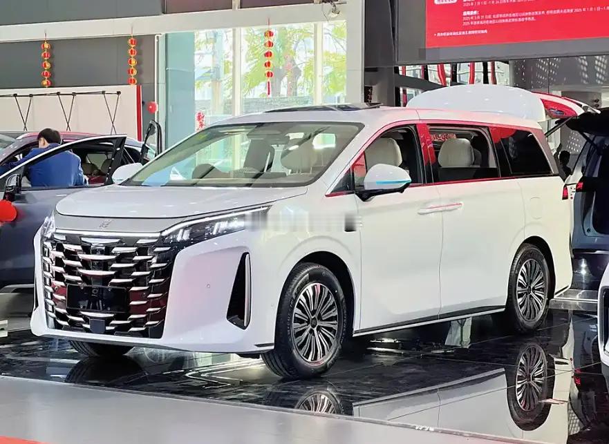 比亚迪夏展车到店，这玩意您赶脚起步价会超过25万？28万？还是~~~ 