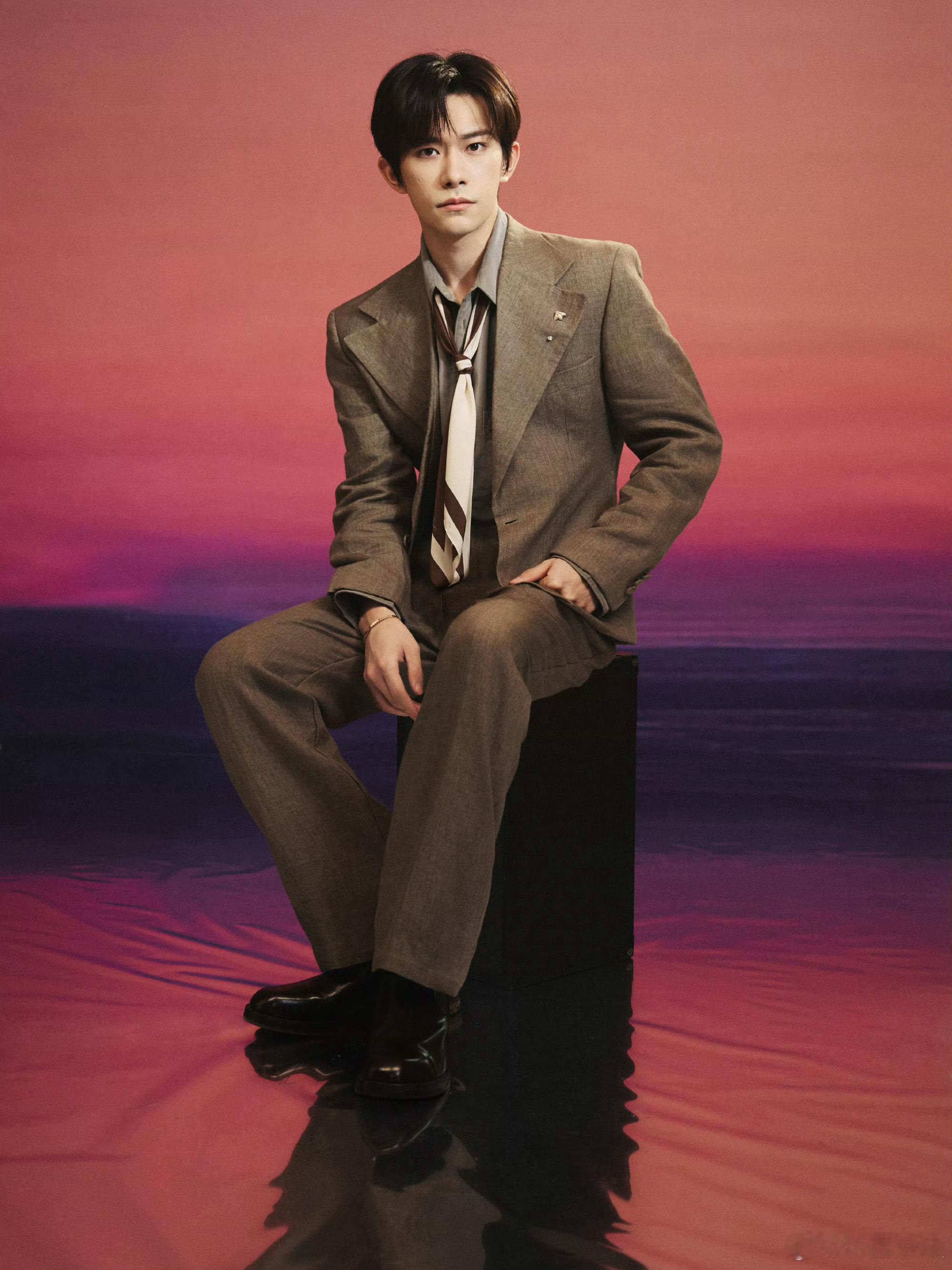 易烊千玺现身华为Pura90发布会易烊千玺亮相华为Pura 90系列新品发布会，