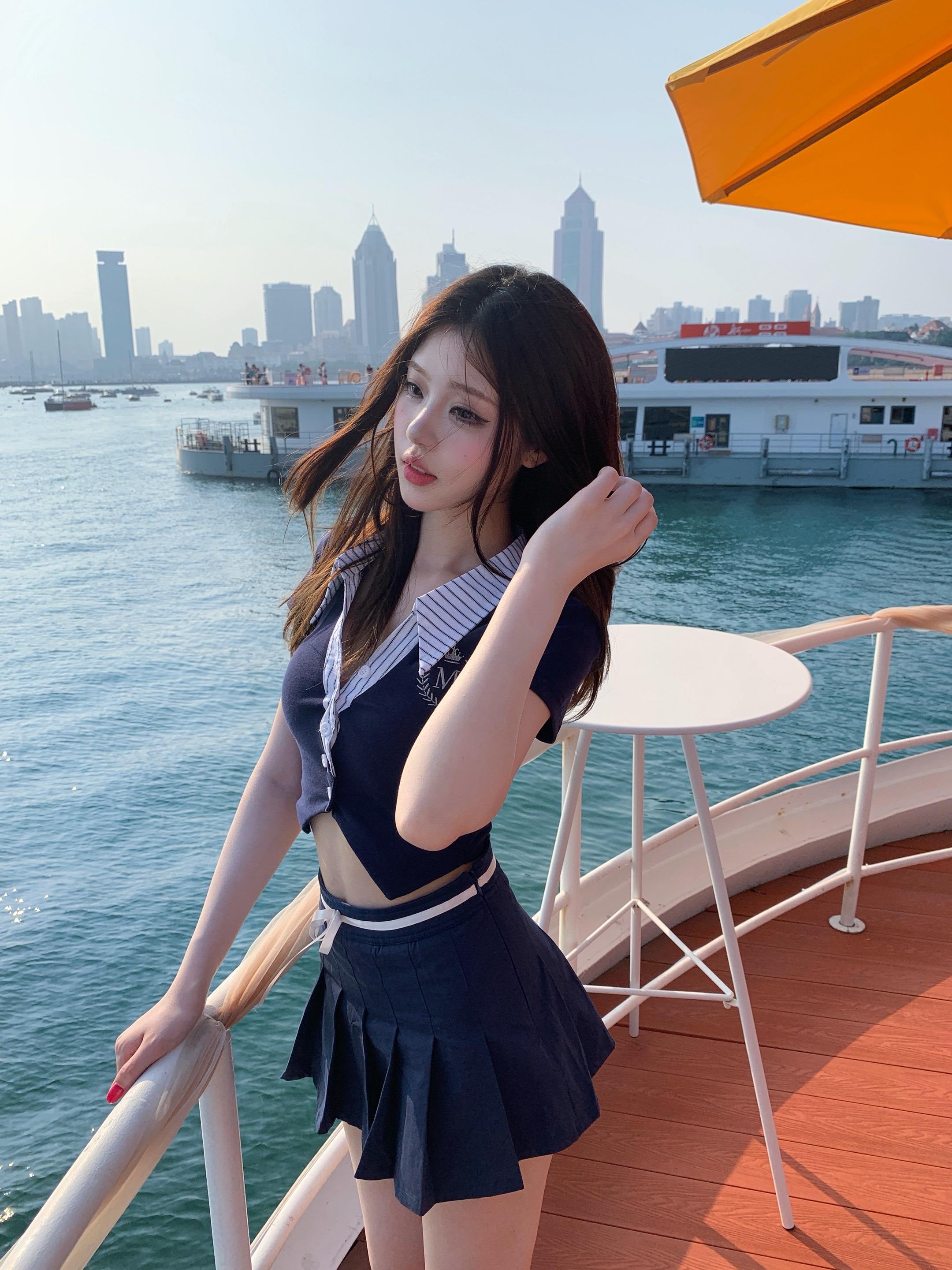 怕目光夹杂爱意 所以我不敢看你