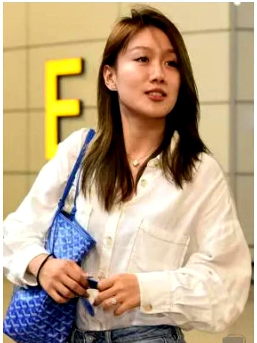 这是足球老将武磊的妻子仲佳蓓。
武磊在外面成了那个被《世界足球》评上的唯一中国球