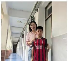 南京12岁“空翻少年”夺冠回国，班主任许老师一句话看哭网友

意大利的雨夜，泥水