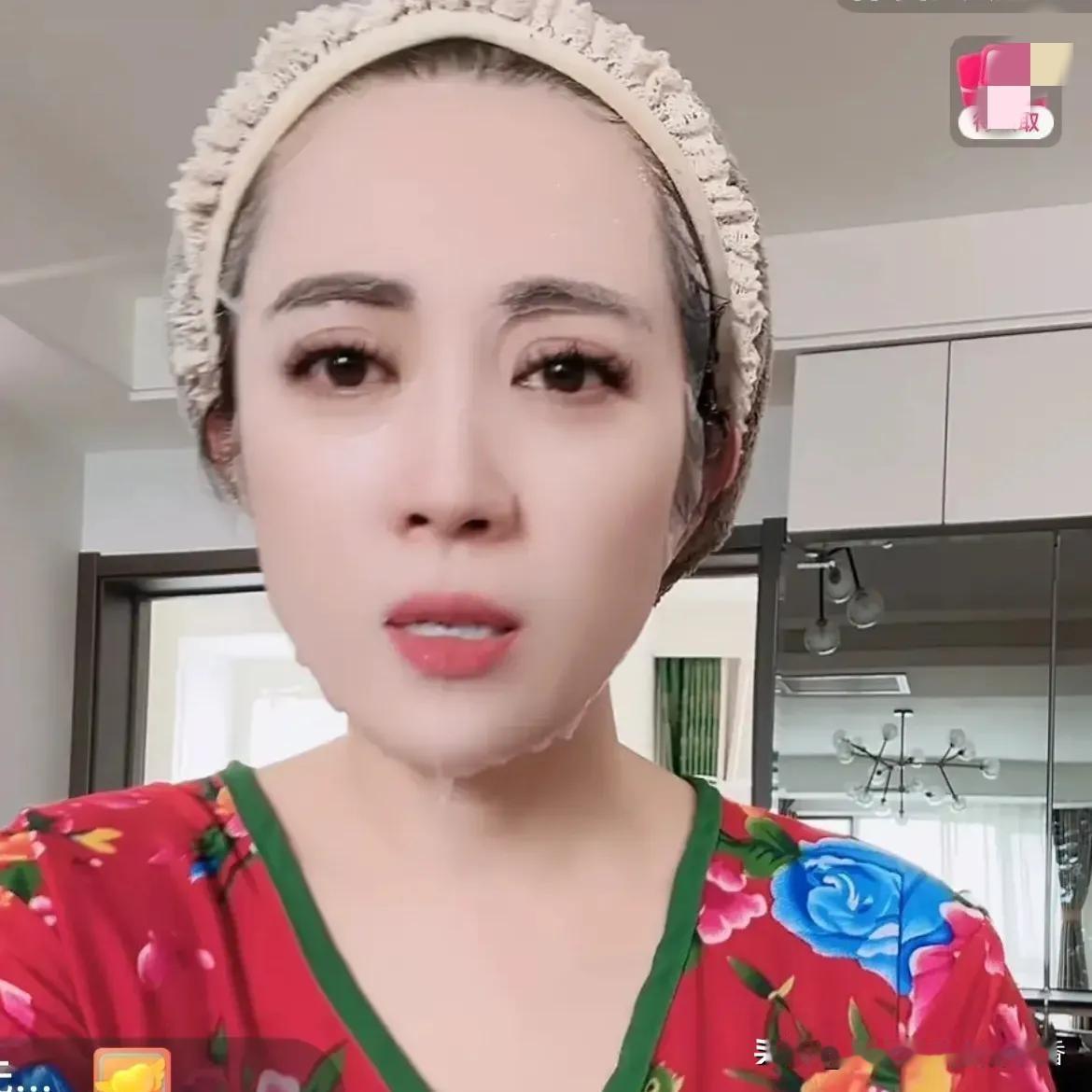 王小利的前妻温美玲，样貌比他的现任妻子李琳还要出挑，不少人好奇，为什么饰演“刘能