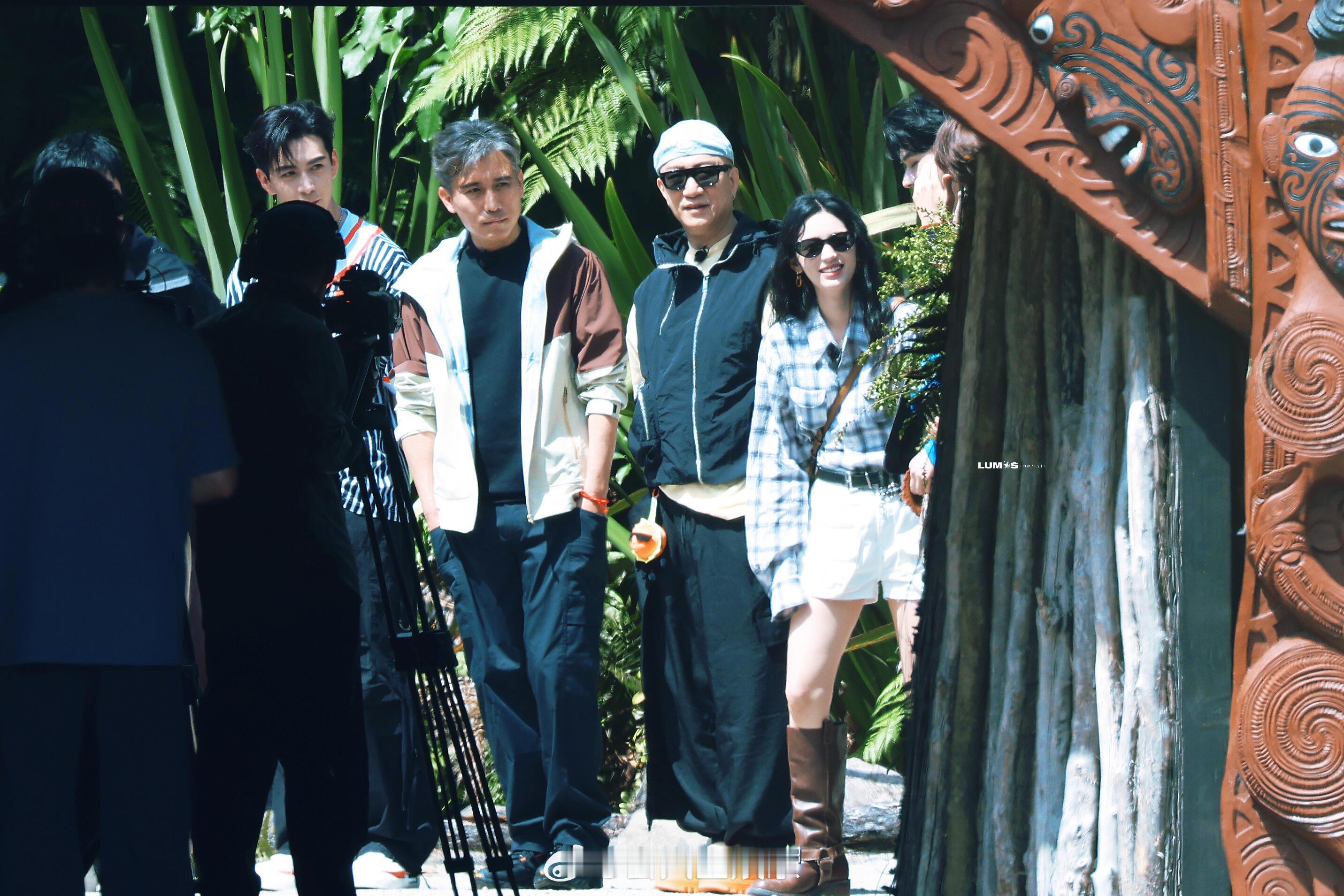 周也地球超新鲜2录制路透周也羊毛卷墨镜造型 我们也子终于来了 