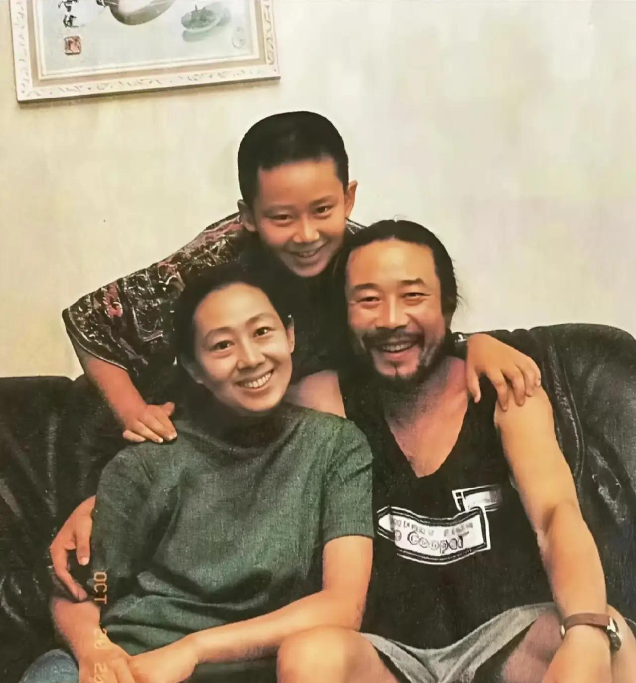 李雪健一家三口合照
他的老婆实在是太美了，太亮眼了，他的儿子长的实在是太帅气了，