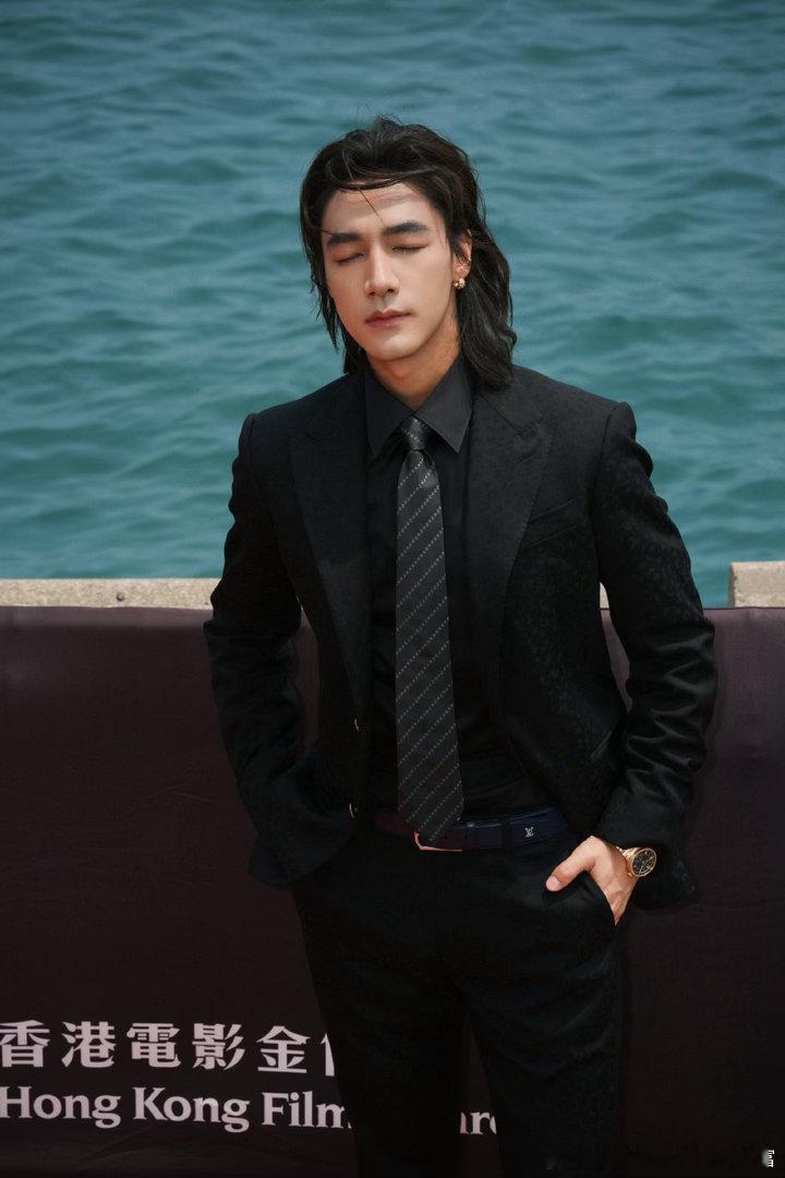 港风是此沙的统治区 此沙金像奖造型把“港风贵公子”焊在身上了！all black