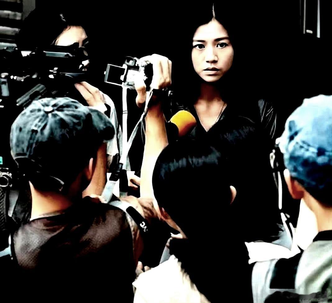 香港青年导演徐欣羡作品《我们的十八岁》中杨偲泳饰演的李羡英。1980年代，香港女