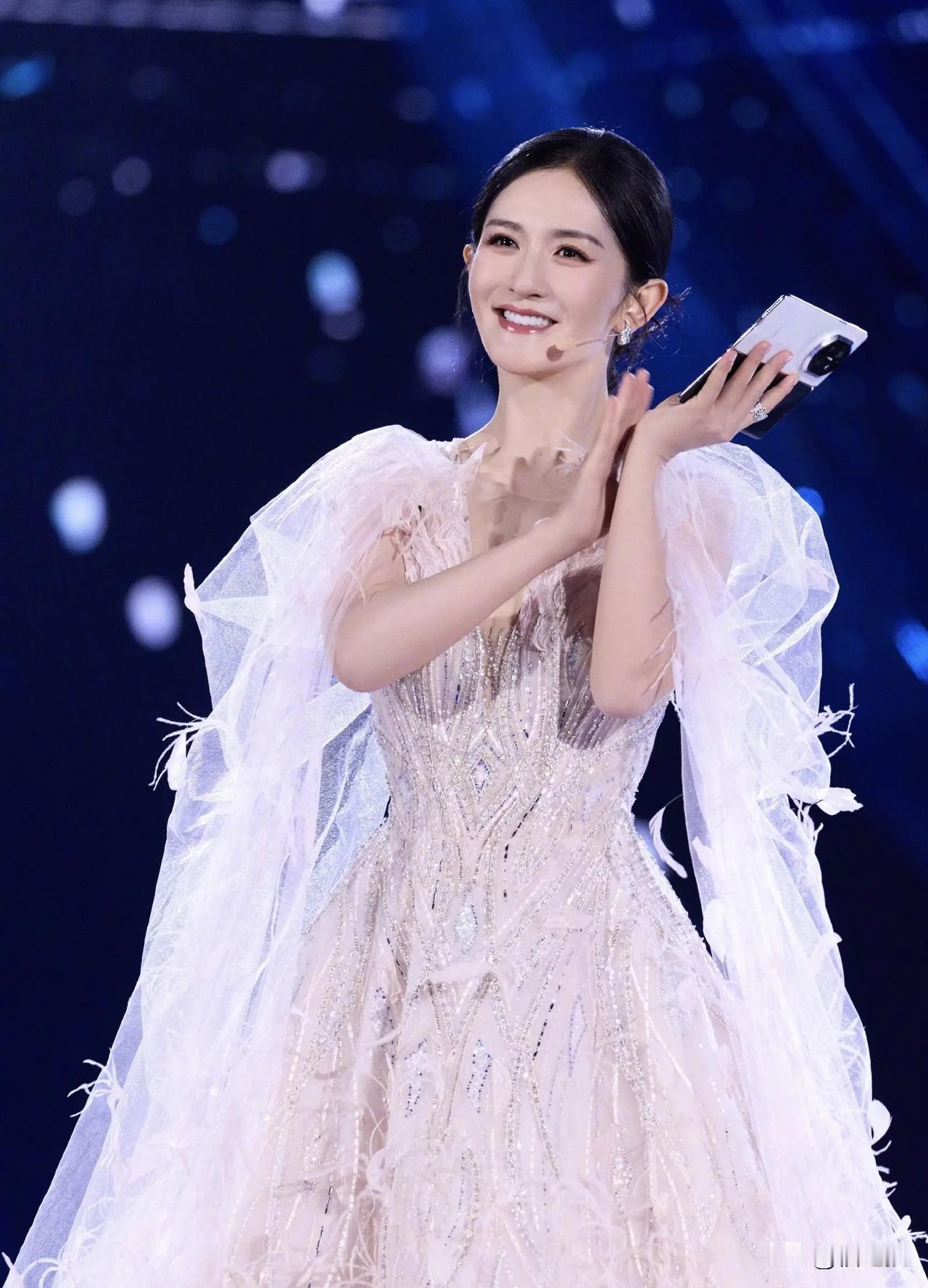 小轩品茶：无歌无艺无耻皆可借演唱会敛财
 
这年头，个人演唱会早已褪去音乐艺术的