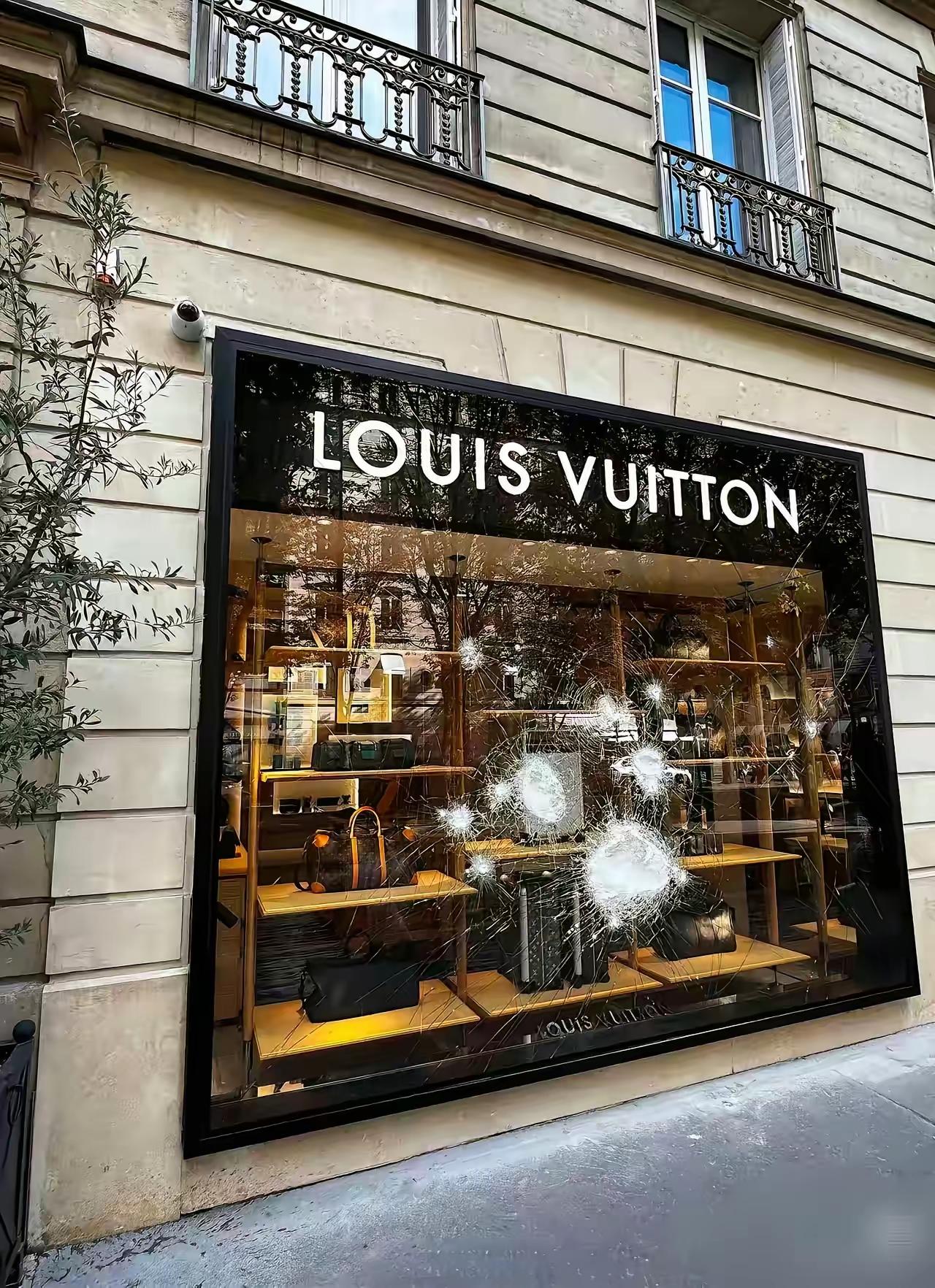 有钱果然可以解决大部分的问题，
法国一个LV店装了中国生产的价值六位数的钢化玻璃