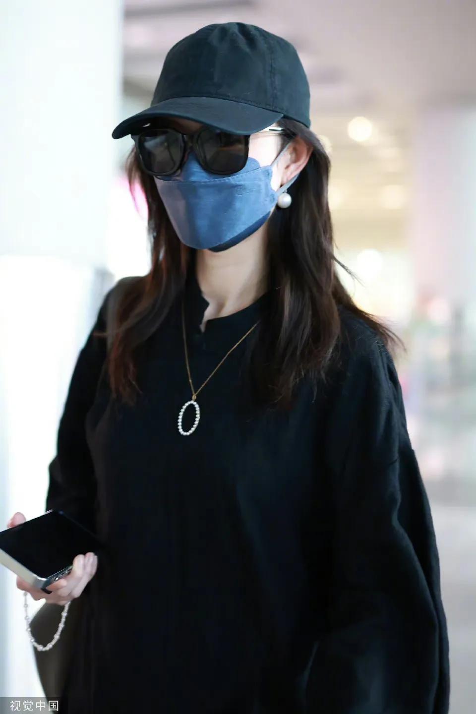倪妮一身黑色造型现身机场，即便是私服也不输气场，拽姐的气质太好了。