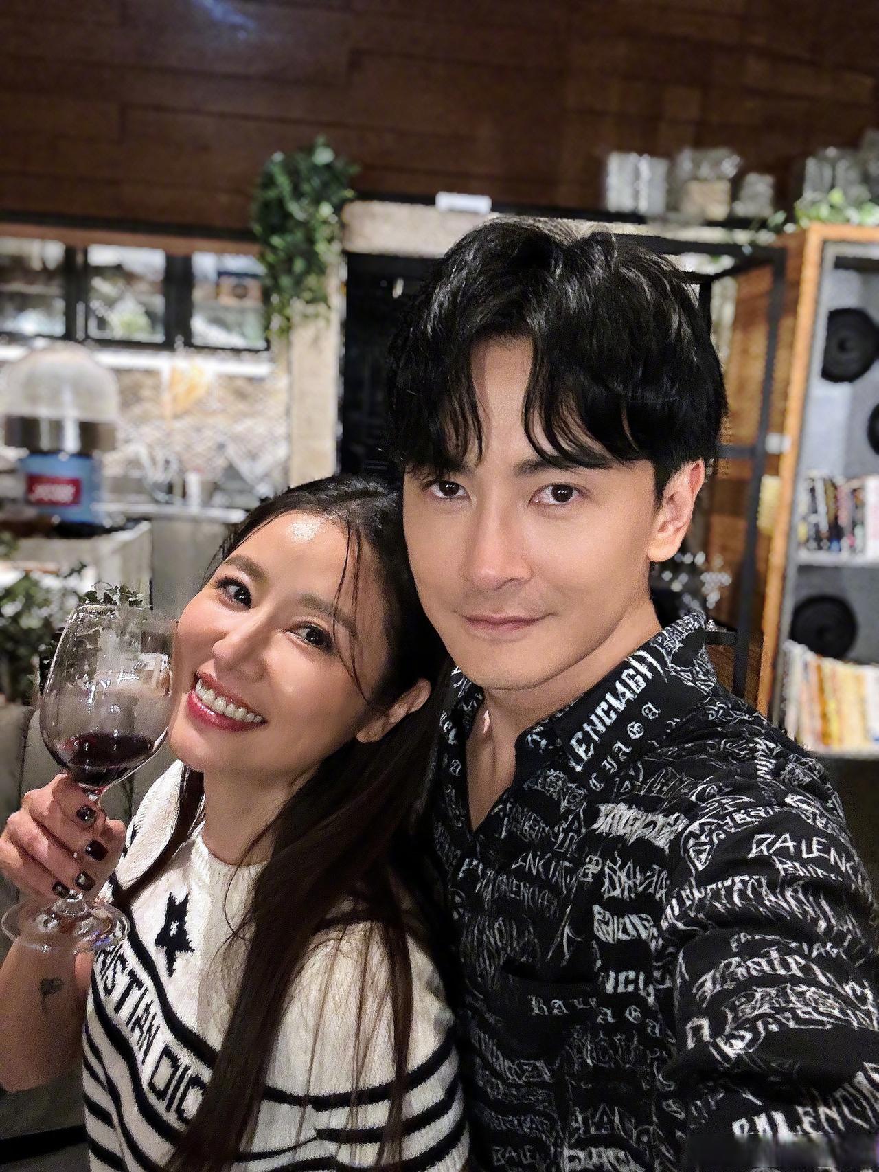 镜头中的林心如青丝如墨，长睫如帘，笑容如璐，气质甜糯，风情万种哦；身旁的帅哥发型