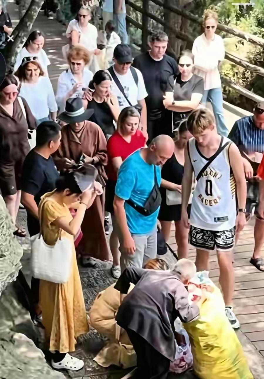 老外在张家界为拾荒老人捐款，这一幕既温暖又扎心
8月22日，一群金发碧眼的外国友