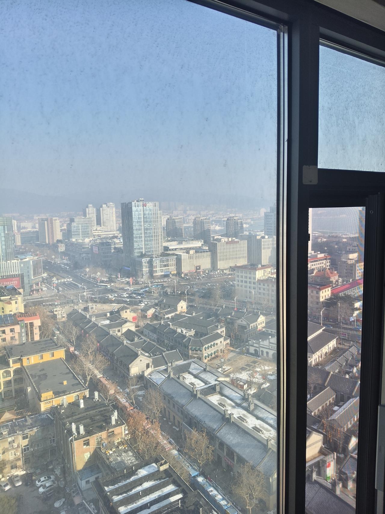 天晴的威海就是很好看，据说过几天又要下大雪，希望下的别太大。[呲牙]