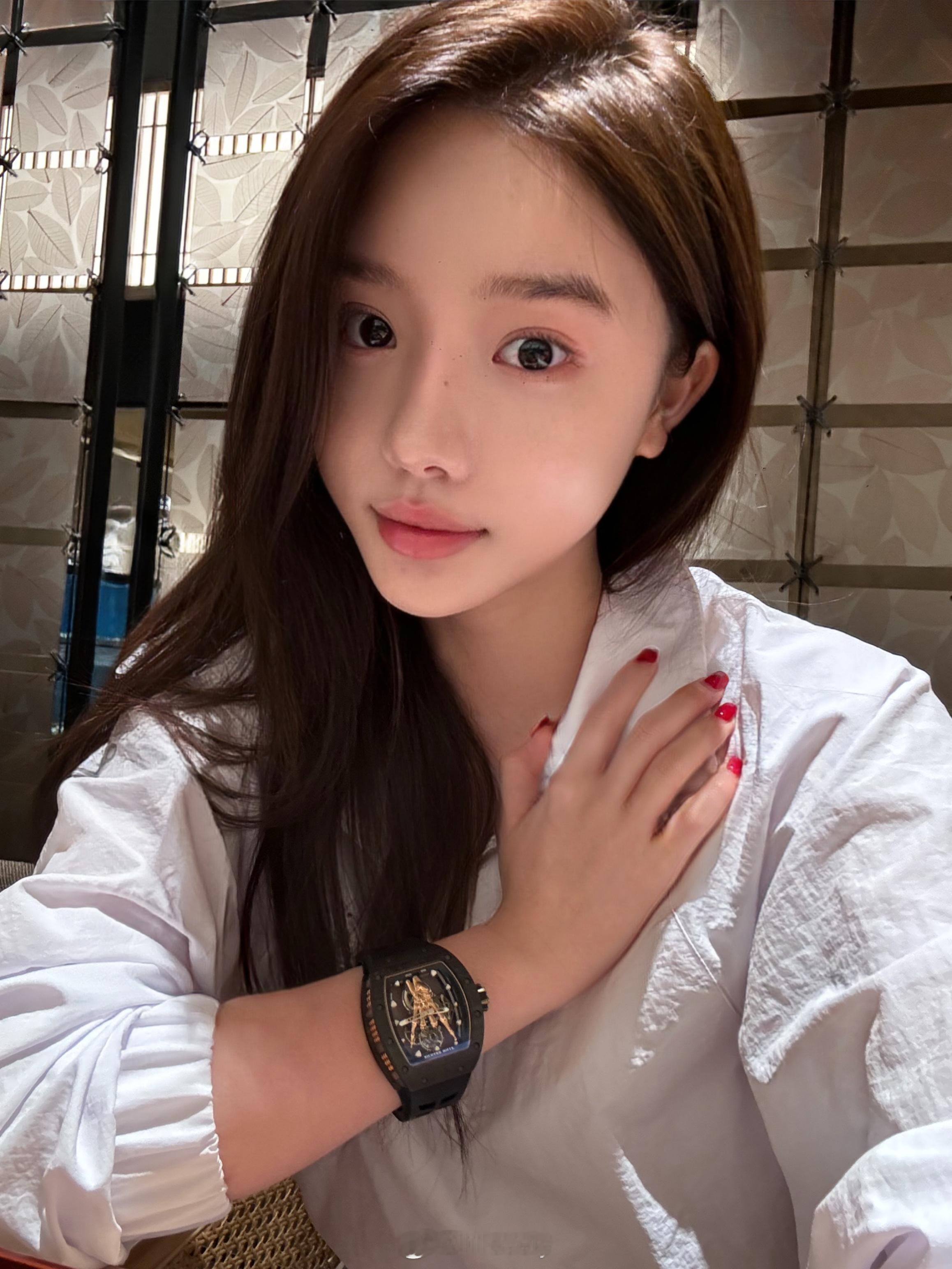 昨日份素颜pp  头发拆了感觉好舒服 准备养养头发 可是不接头发真的感觉丑很多[