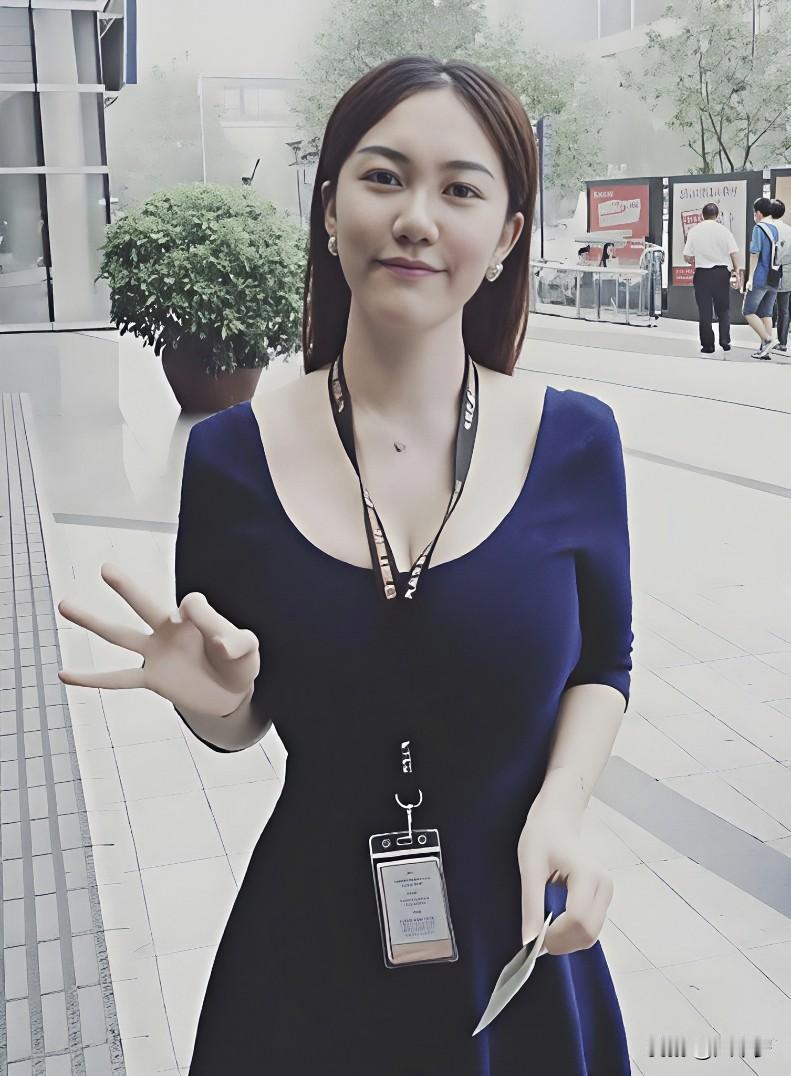 范曾的第四任妻子徐萌，妥妥的人生赢家。她毕业于武汉大学，曾做过节目主持人，还涉足