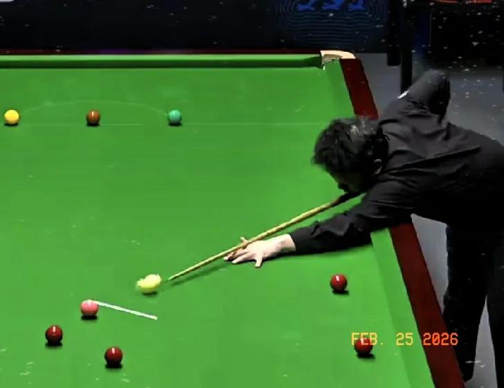 米切尔回敬一杆破百117分，以117-1扳回一局，比分追平2-2。
这一杆米切尔