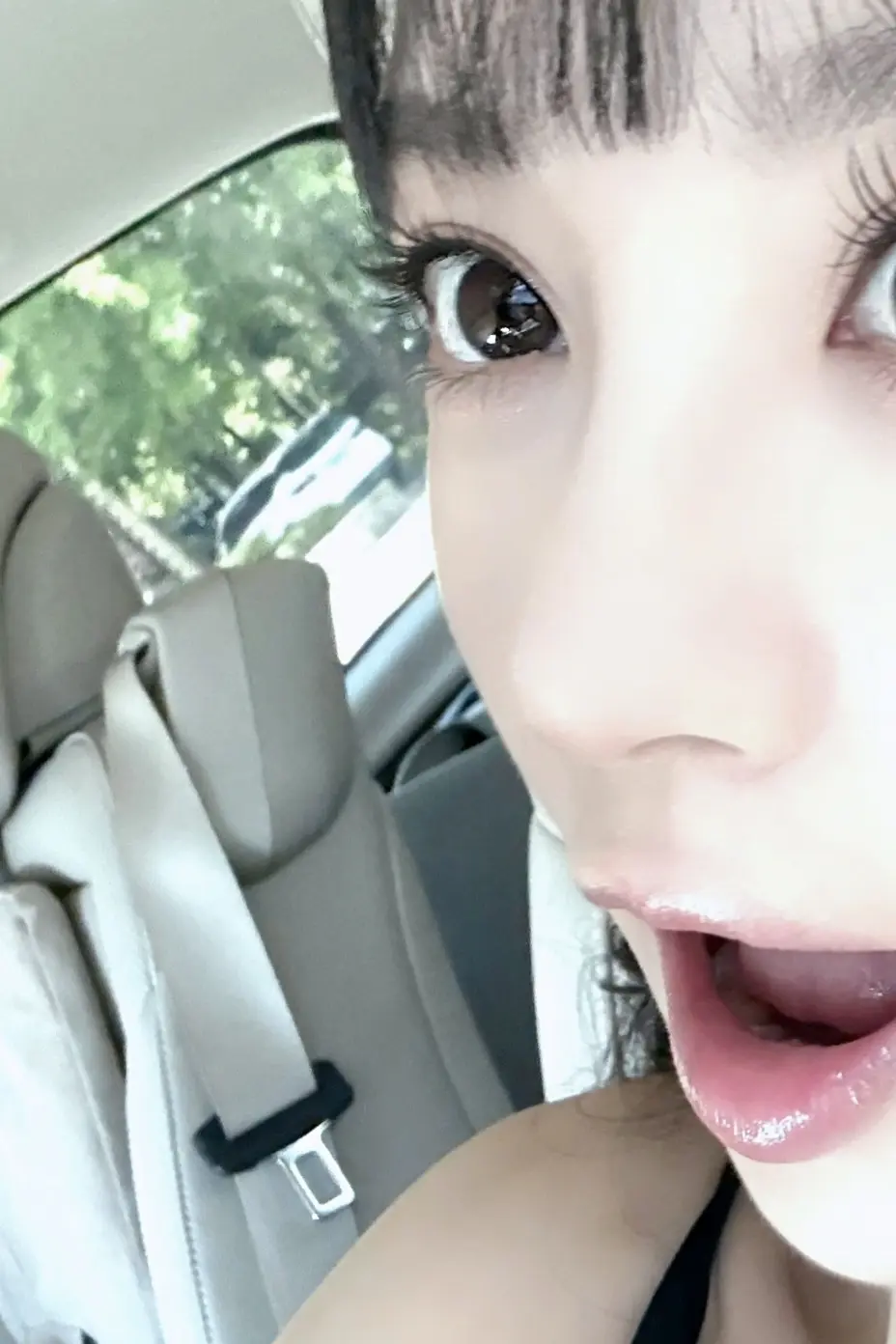 你明眸似水，清纯灵动，像枝头烂漫盛开的梨花